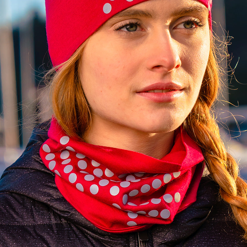 Morild Sølvfak neck in wool with reflective cherry pink