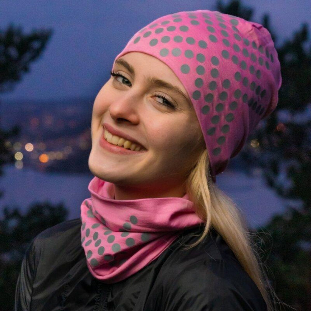 Morild Sølvfaks hat in wool with reflective light pink